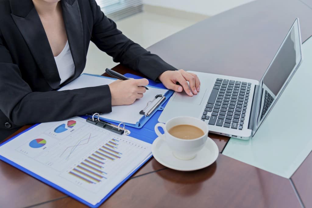 BASIC FINANCE FOR EXECUTIVE SECRETARIES AND ADMINISTRATIVE ASSISTANTS